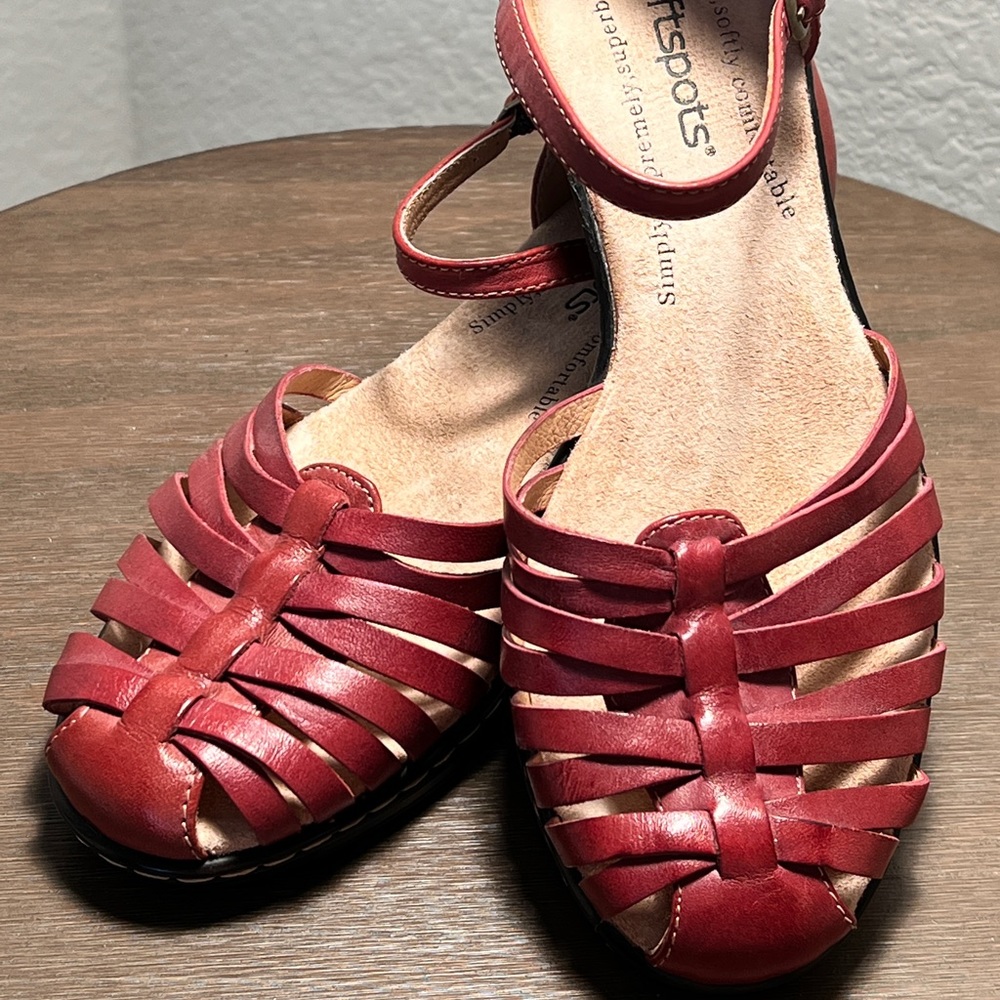 Pre-Owned Burgundy SoftSpots Size 6.5 Sandals Adorable On and Super.Comfortable